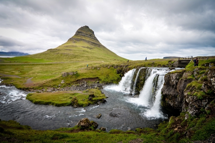 joli fond d écran avec paysage naturel, colline couverte de gazon et mousse verte avec cascade d'eau et rochers