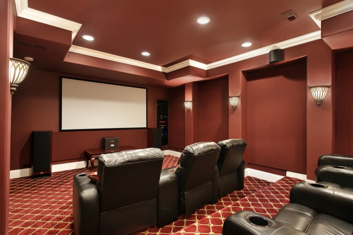 intérieur couleur marsala, cinéma privé, sol en motifs diamants, grands fauteuils en cuir