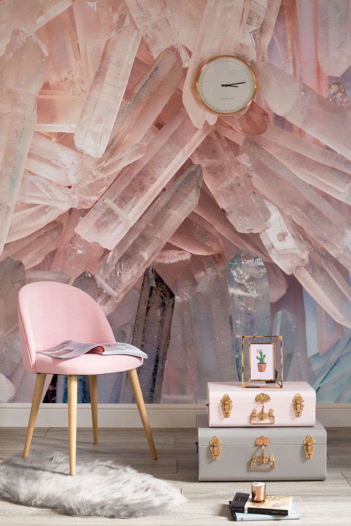 idée pour tapisserie murale à design cristal rose poudré, déco élégante et chic avec meubles rose pastel et accessoires à finition dorée