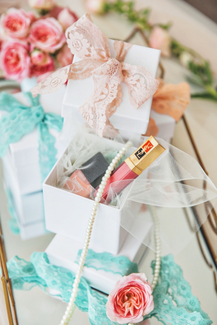 exemple de cadeau mariage invités pour les dames, petite boîte de carton avec accessoires et maquillage femme