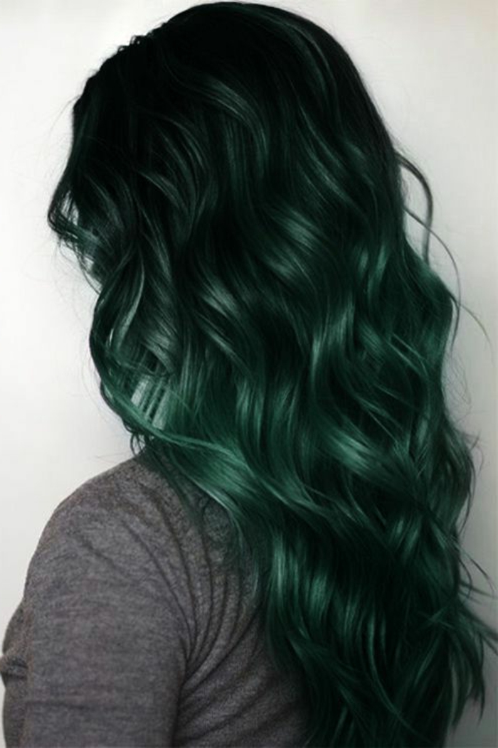 coloration ombré, cheveux très longs bouclés, coloration noir à vert