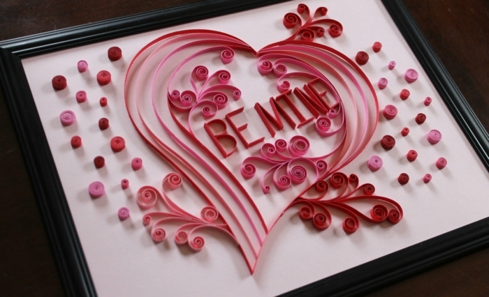 un coeur rose décoré et script touchant, créer des cartes et des décos quilling
