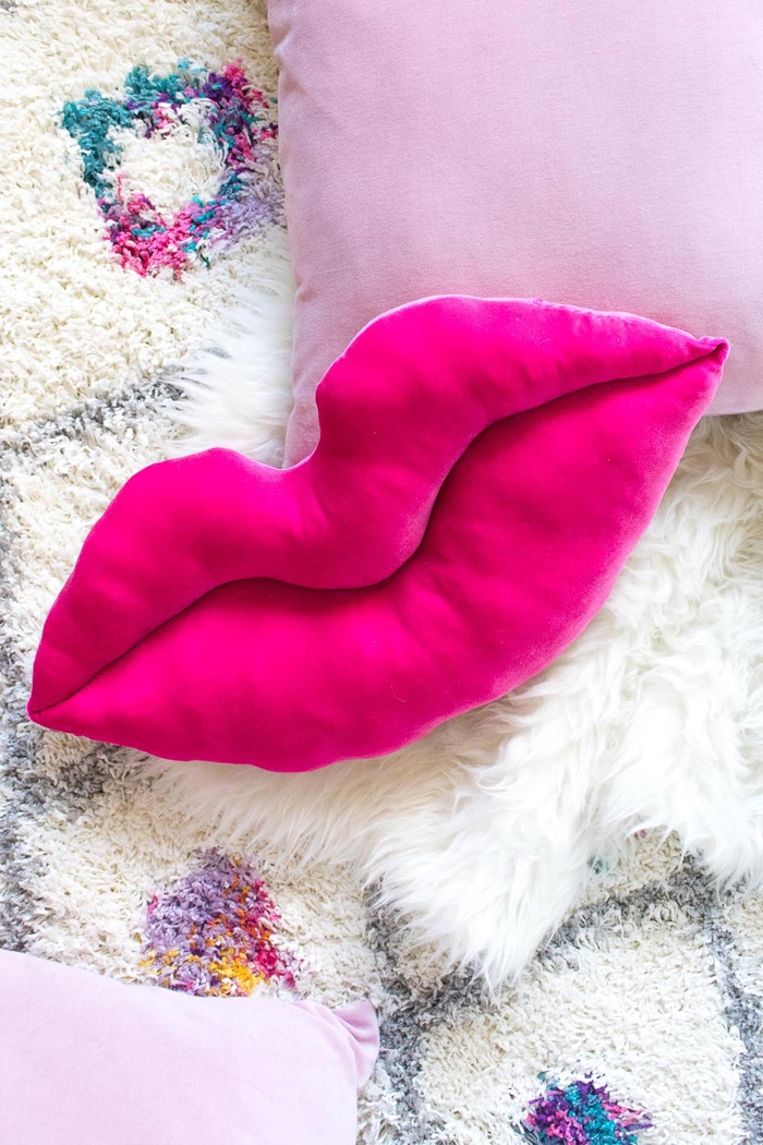 deco chambre à coucher féminine égayée par des accessoires en couleur flashy, diy pour confectionner un coussins décoratif en velours en forme de lèvres