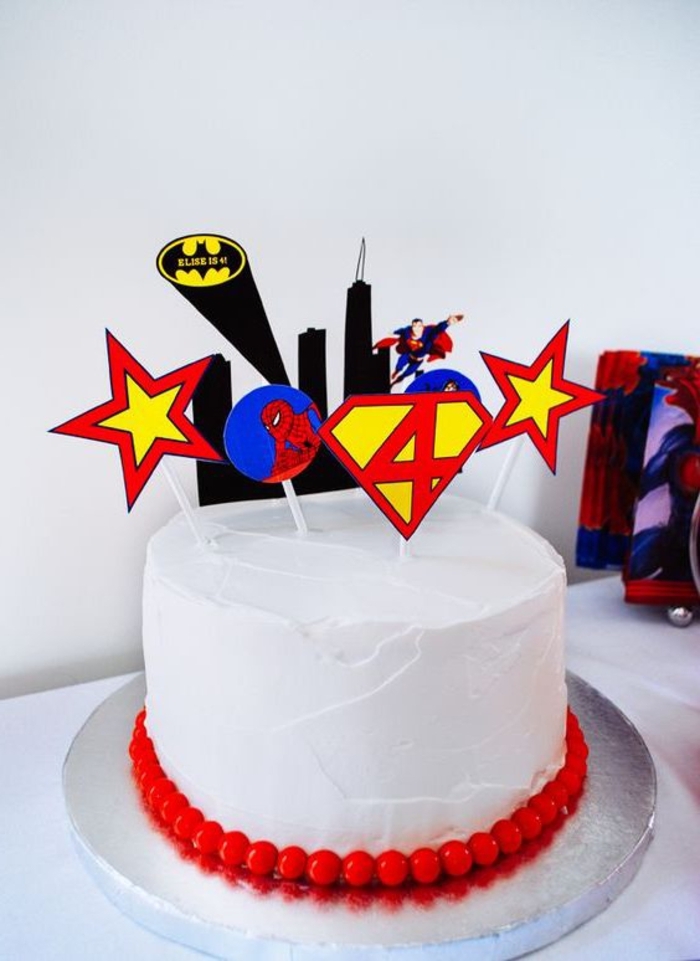 décoration de gateau d'anniversaire personnalisé avec des cake-toppers super-héros