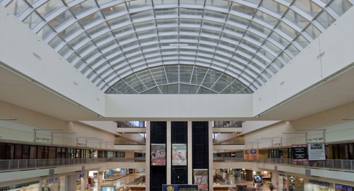 mall avec des nombreux magasins, édifice commercial, decoupe verre, ciel visible a travers les verres en forme de carrés