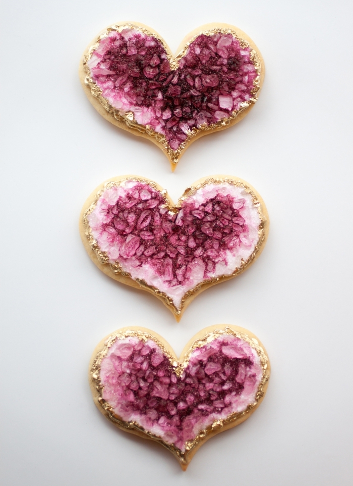 exemple de sucrerie fait main pour la deco table mariage parfaite, modèle de cookies en forme de coeur rose et or