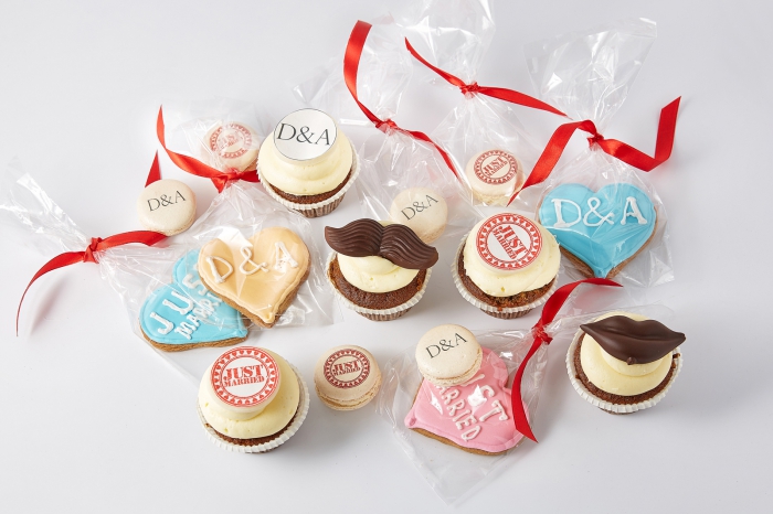 idée cadeau invité mariage, cookies et sucrerie avec emballage simple et ruban rouge, cookies avec colorant alimentaire