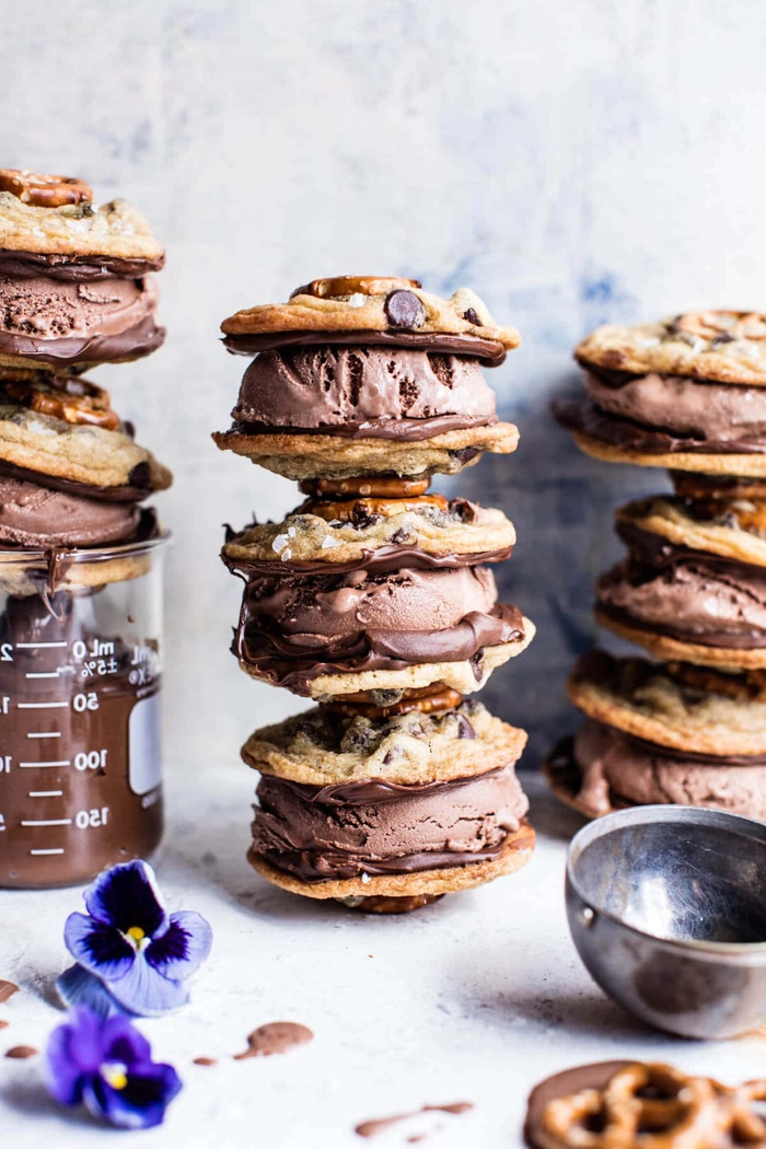 recette de cookies nutella originale idéale pour l'été façon sandwichs glacés au nutella, bretzels salés et de la glace au chocolat