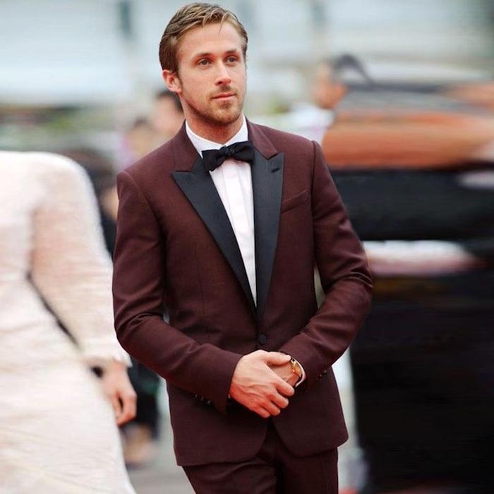 ryan gosling en costume rouge bordeaux et noir pour cérémonie mariage