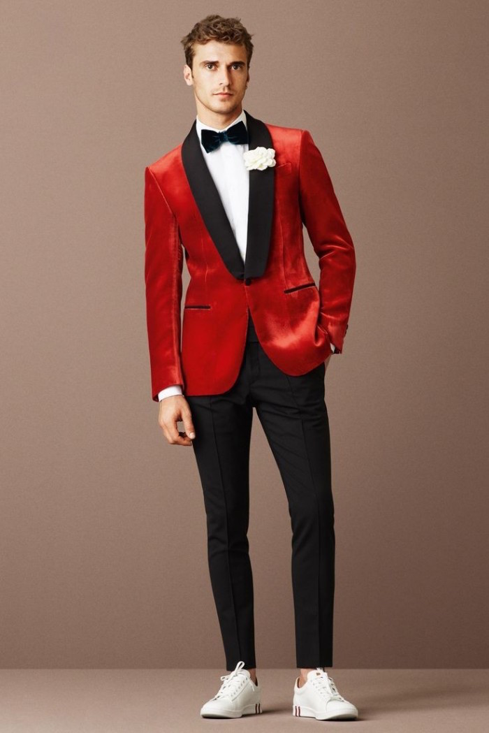 costume mariage original avec veste rouge pantalon noir et tennis blanches