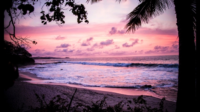 photo de plage avec vagues et ciel rose, wallpaper fond d écran avec mer et coucher de soleil pour ordinateur