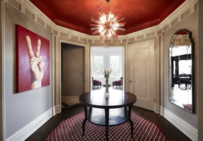 plafond en couleur de peinture tendance, table ronde en bois, tapis géométrique, miroir gorme baroque
