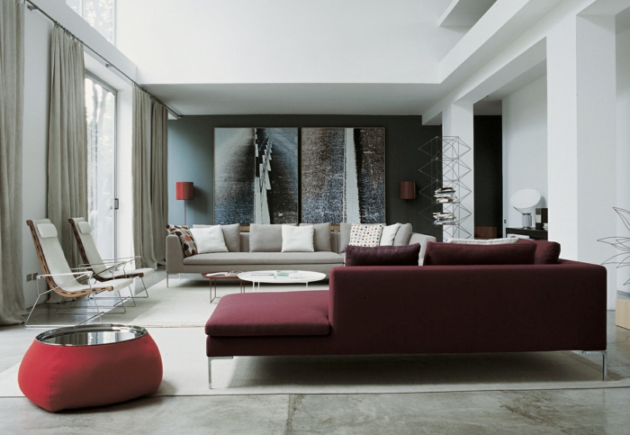 la couleur bordeaux dans l'intérieur, petite table basse, grand sofa gris, sofa d'angle burgundi