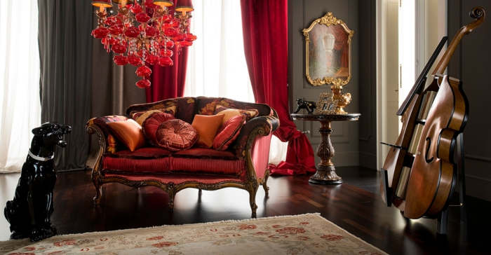 instrument musical, sofa baroque, tapis beige, rideaux lourds, miroir encadré cadre doré, statuette chien