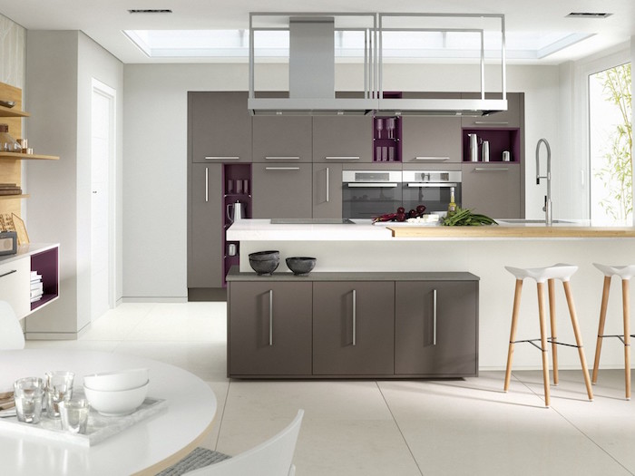 associer les couleurs dans une cuisine contemporaine, cuisine blanche plan de travail bois, meuble gris taupe anthracite