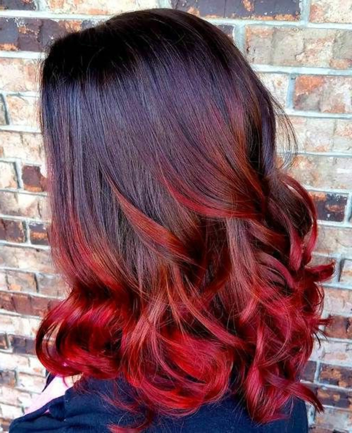 cheveux couleur ombré rouge, couleur initiale noire, coiffure lumineuse wavy