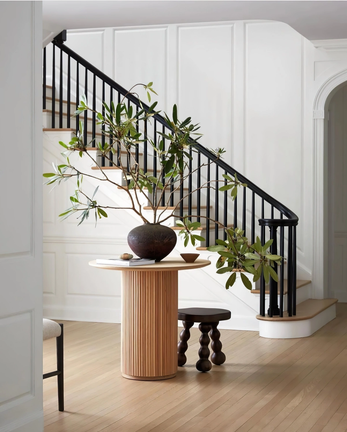 couloir avec moulure escalier moderne noir et bois parquet