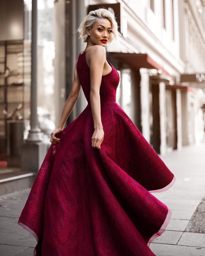 comment porter une robe longue de couleur rouge foncé avec volants pour une cérémonie officielle