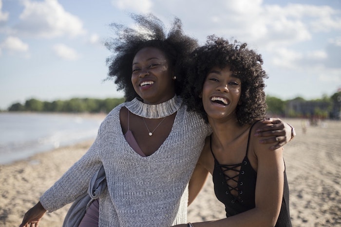 Modele tresse africaine coupe de cheveux afro coiffures deux amies qui sourient plage photo femme cheveux naturels belle photo