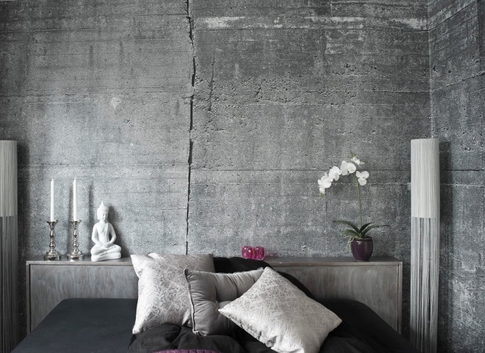 déco de style industriel avec papier peint à imitation béton et tête de lit gris, aménagement chambre à coucher grise