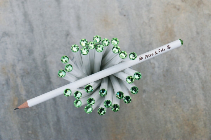 modèle de cadeau personnalisé pour les invités, cadeau en forme de crayons avec gravures noms des nouveaux mariés