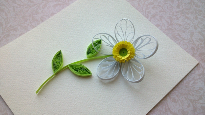 fleur blanche avec des feuilles vertes, que faire avec du quilling