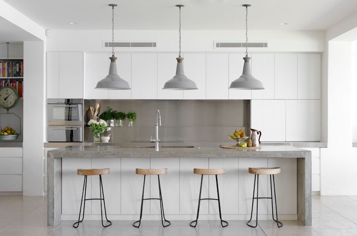 cuisine blanche et grise avec ilot central oculeur beton, cuisine moderne couverte avec meubles blancs