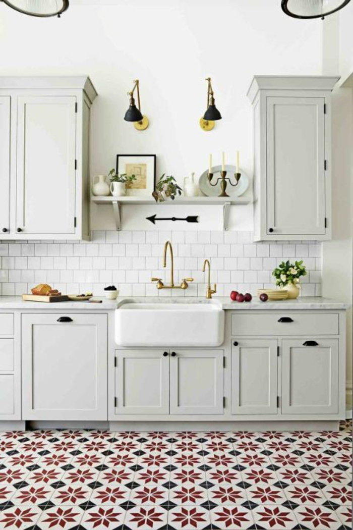 cuisine aménagée pas cher, carrelage en rouge, blanc et noir, meubles suspendus, étagère blanche au-dessus du lavabo en style vintage