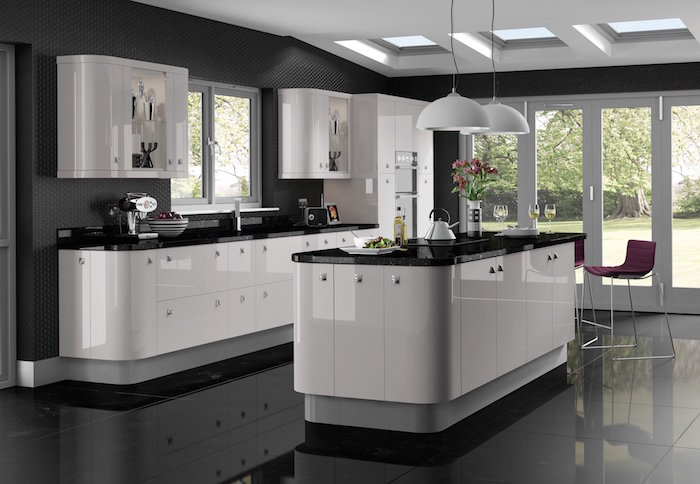 modele cuisine blanche et noire laquée, cuisine sol gris clair, mobilier de cuisine design