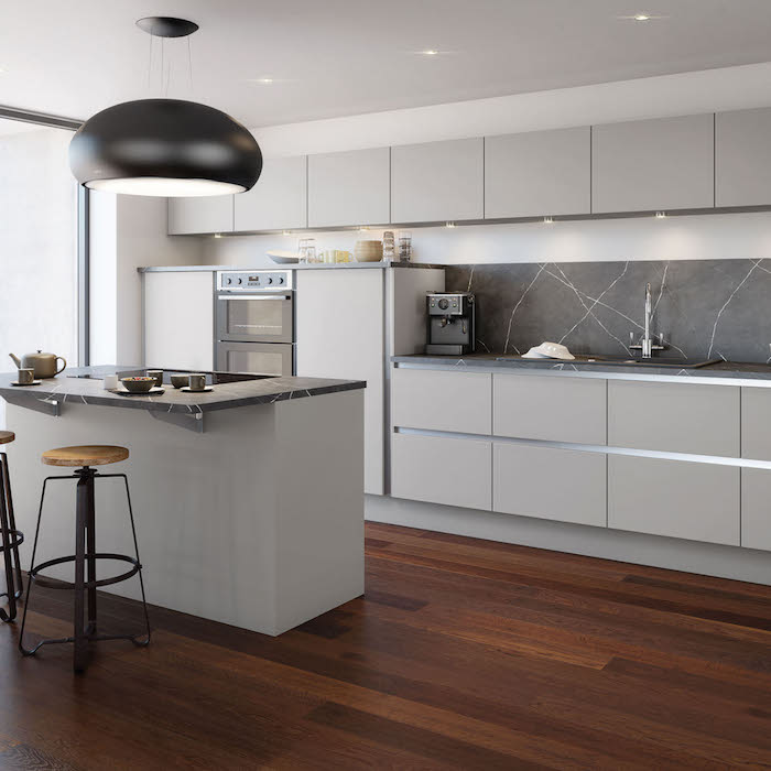 photo de cuisine grise et bois claire avec ilot central, cuisine avec parquet foncé et meubles gris clair
