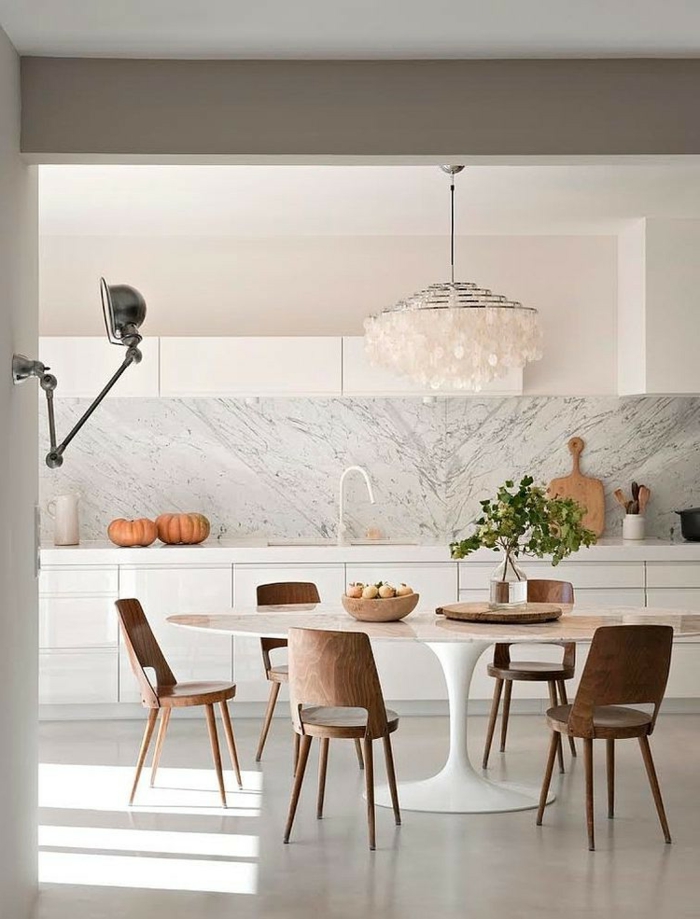 cuisine scandinave, chaises en bois, table tulipe, rangement en blanc, niche murale avec rangement minimaliste