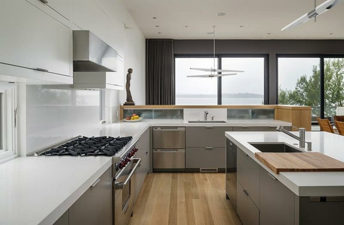 design de cuisine blanc laqué, grandes fenêtres et cuisine en L espace ouvert