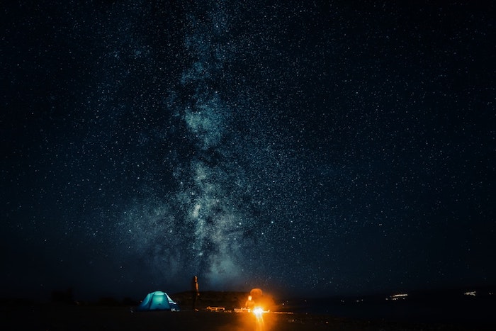 Ciel étoilée nuit loin de la pollution lumineuse des cités aller faire du camping pour observer les étoiles