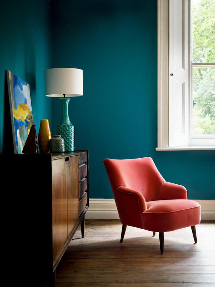 deco mur bleu canard pour salon rustique, décoration retro avec commode en bois et plancher