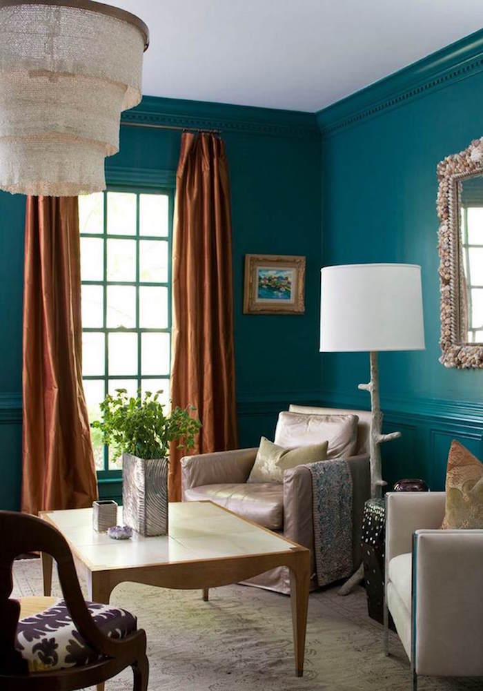 salon bleu canard avec rideaux couleur cuivre, décoration de salon bleu vert d'eau foncé