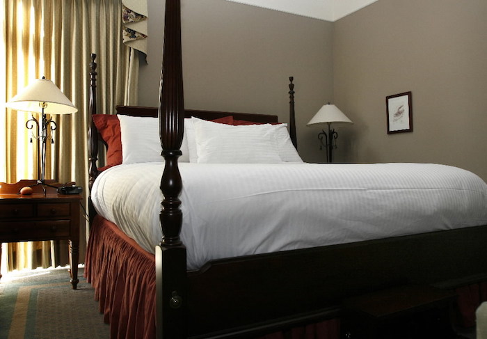 modele de lit ancien avec quatre coins, lit retro 19e siècle et murs beige