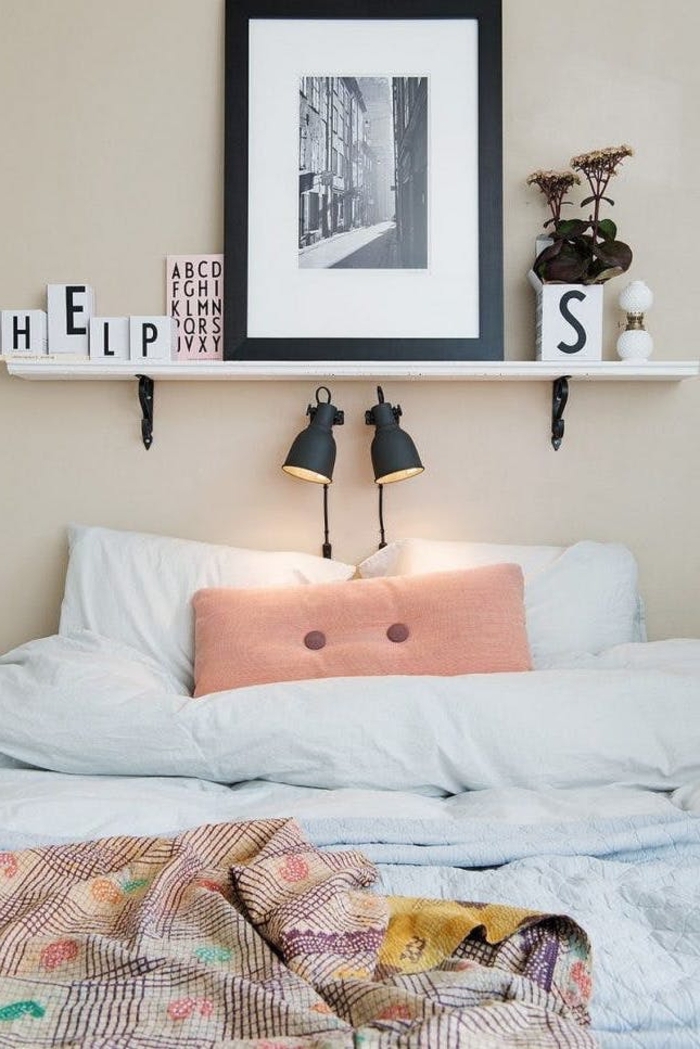 deco de chambre adulte de style scandinave avec une étagère murale au-dessus du lit, idées pour décorer le dessus de sa tête de lit
