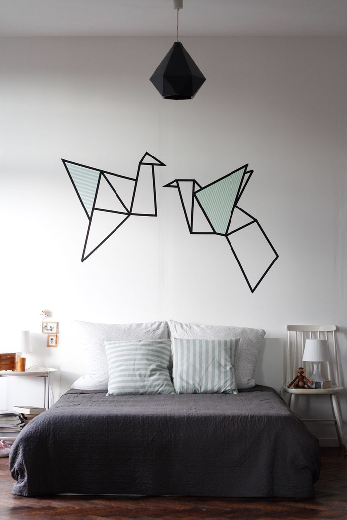 décoration murale chambre adulte motif origami réalisée à l'aide du ruban adhésif