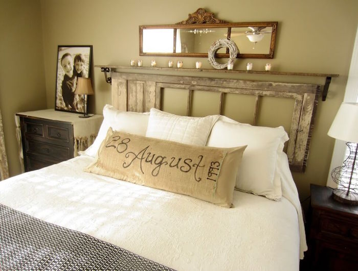décoration pour chambre ancienne, meubles retro pour décorer une chambre parentale, tete de lit en bois vintage