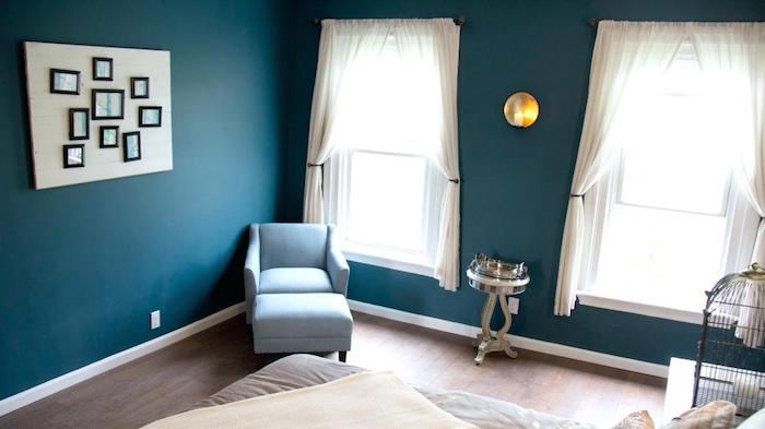 peinture bleu pétrole pour murs de salon, chambre bleu canard avec rideaux blancs