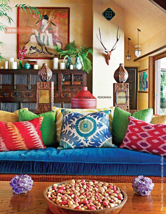 idée deco ethnique pour salon exotique, décoration indienne pour intérieur, canapé bleu avec coussins colorés