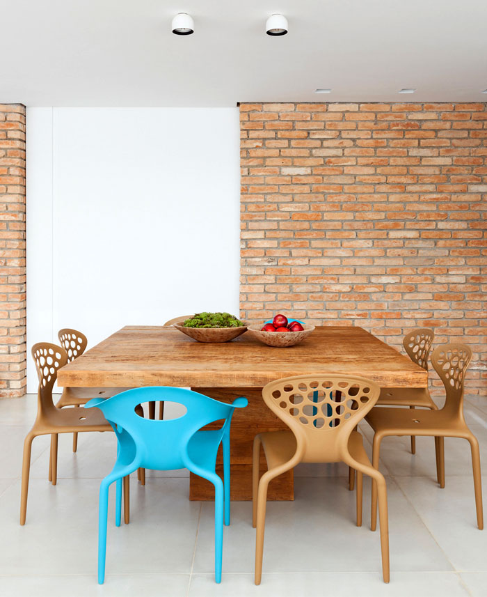 meubles pour deco exotique moderne, chaises en plastique design, grande table en bois, décoration brésilienne chic