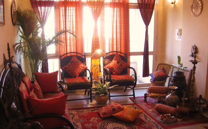 déco de salon oriental avec objets ethniques, décoration ethno arabe et indienne