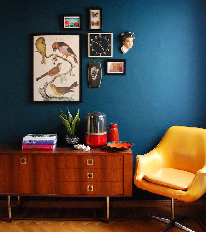 deco salon retro tendance, mélange de couleurs cosy pour salon, fauteuil vintage en cuir jaune moutarde et bleu canard murs