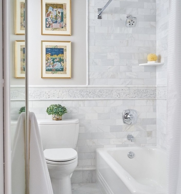 idée pour votre aménagement petite salle de bain 2m2, baignoire à encastrer blanche, carrelage gris et blanc marbre, deco de cadres peinture