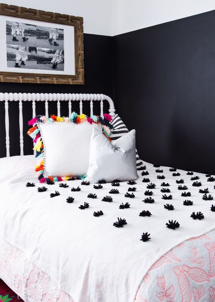 couverture de lit décorée de pompons noirs diy pour créer des accents originaux dans la chambre adulte deco noir et blanc