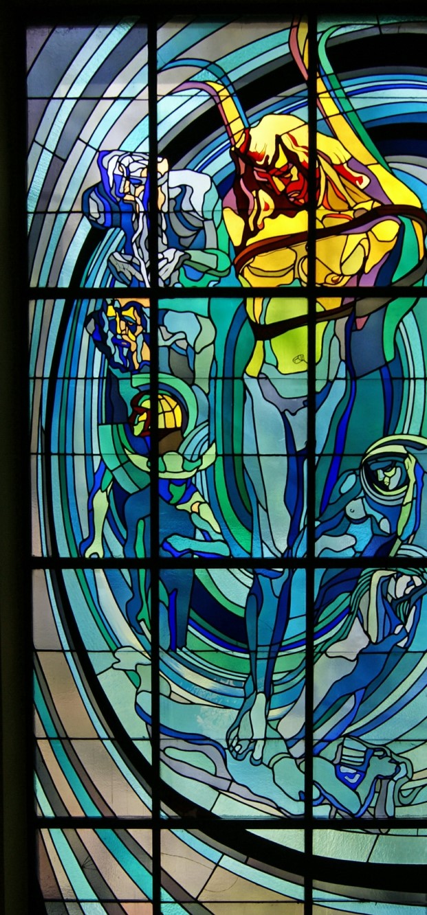 un vitrail pour une maison avec une grande fenêtre, en jaune, bleu et vert, une image aux effets de tourbillon et l'image d'un personnage dominant la scène 