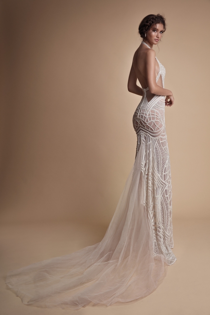modèle de robe de mariée longue à traine transparente à design dos, robe nude aux lignes géométriques blanches