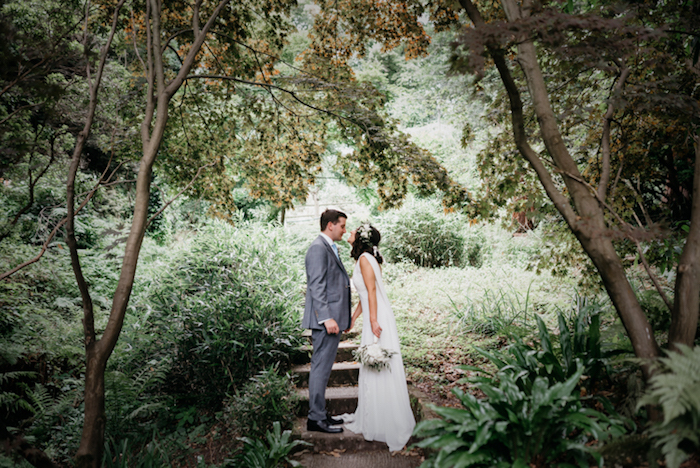 Idée robe de mariée vintage robe boheme mariage moderne tendance mariage champêtre photo couple mariée jardin arbres
