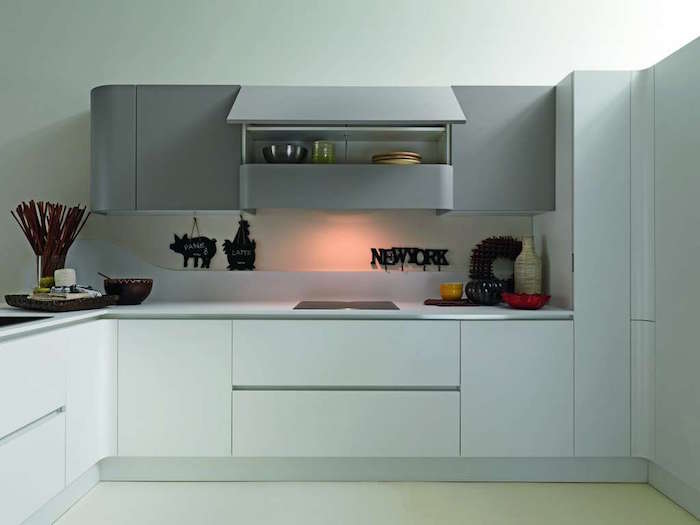 meuble cuisine gris clair moderne, cuisine design avec meubles blancs et gris